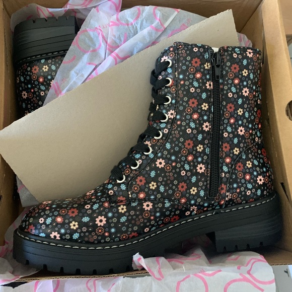 Sugar Kaedy Ditzy Floral Combat Boots Size 8 New in Box - Picture 2 of 3